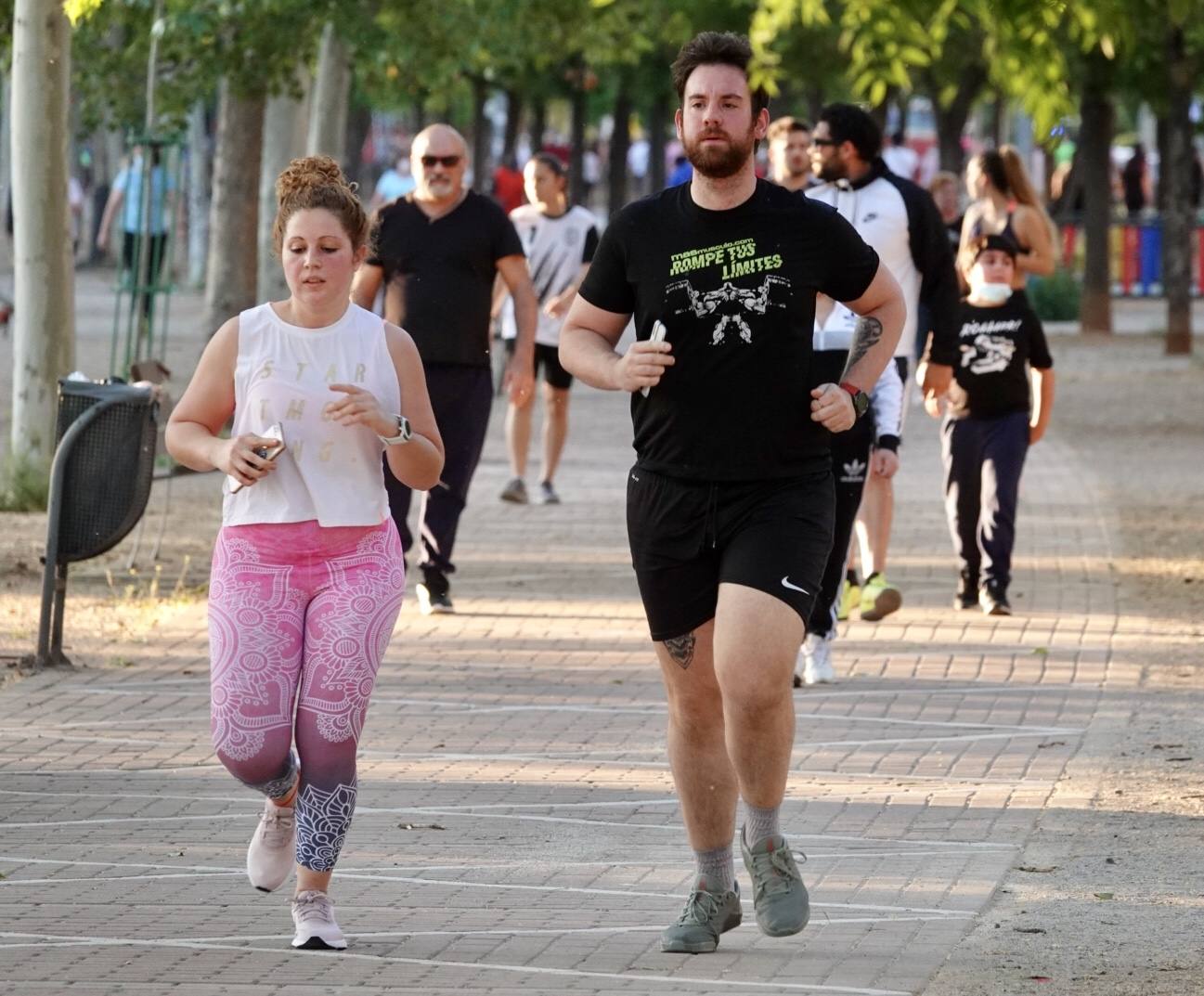 Las calles de la ciudad se han llenado de ciudadanos que han salido a las calles y plazas a partir de las 20.00 horas 