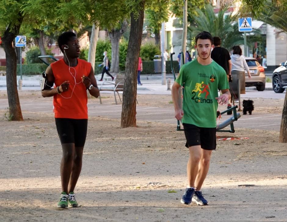 Las calles de la ciudad se han llenado de ciudadanos que han salido a las calles y plazas a partir de las 20.00 horas 