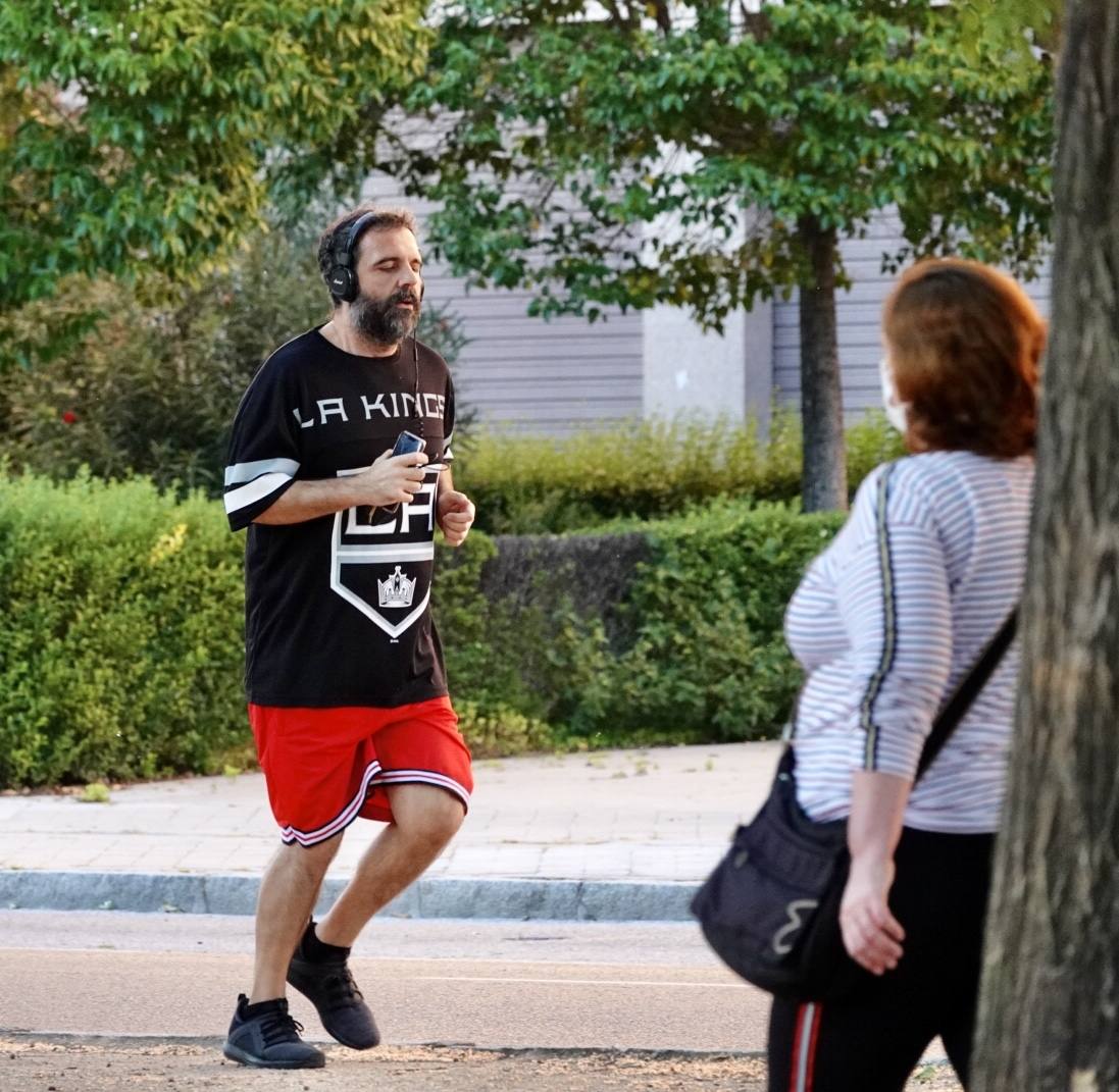 Las calles de la ciudad se han llenado de ciudadanos que han salido a las calles y plazas a partir de las 20.00 horas 