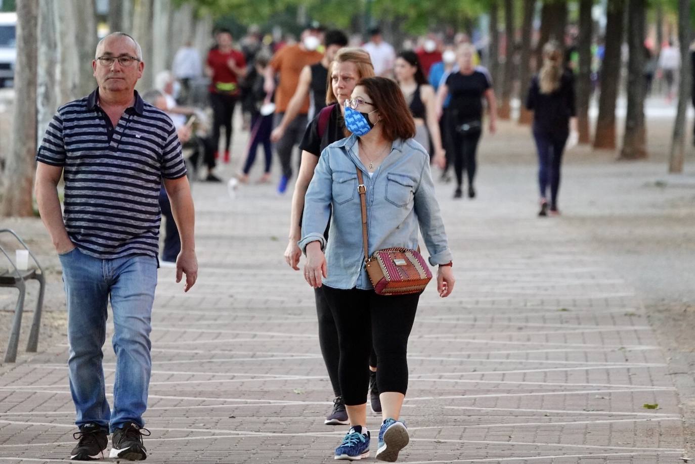 Las calles de la ciudad se han llenado de ciudadanos que han salido a las calles y plazas a partir de las 20.00 horas 