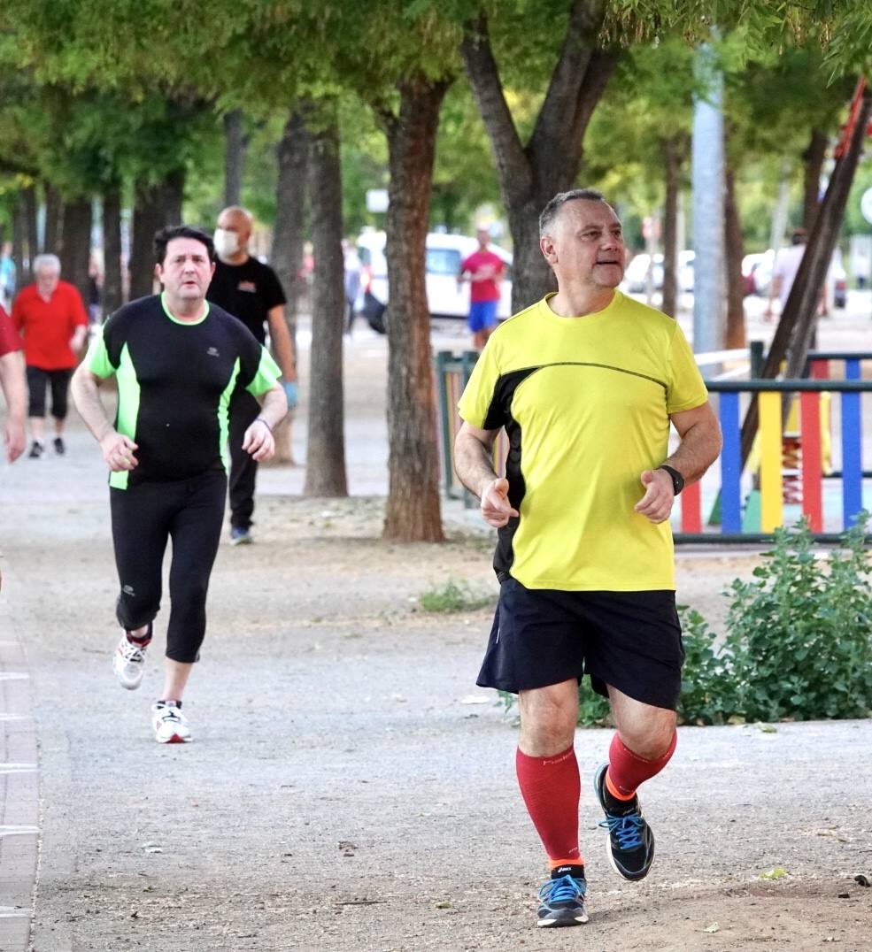 Las calles de la ciudad se han llenado de ciudadanos que han salido a las calles y plazas a partir de las 20.00 horas 