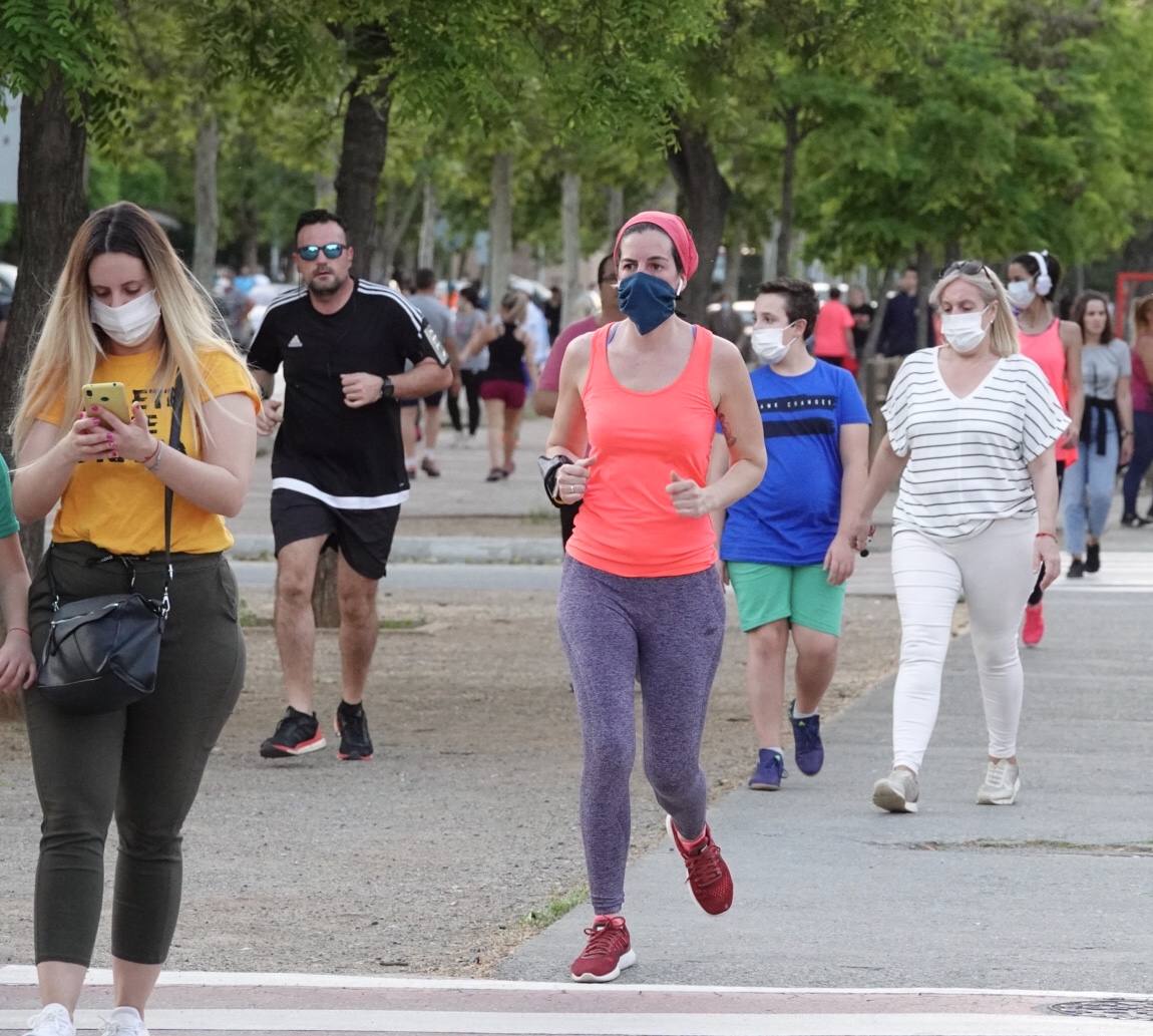 Las calles de la ciudad se han llenado de ciudadanos que han salido a las calles y plazas a partir de las 20.00 horas 