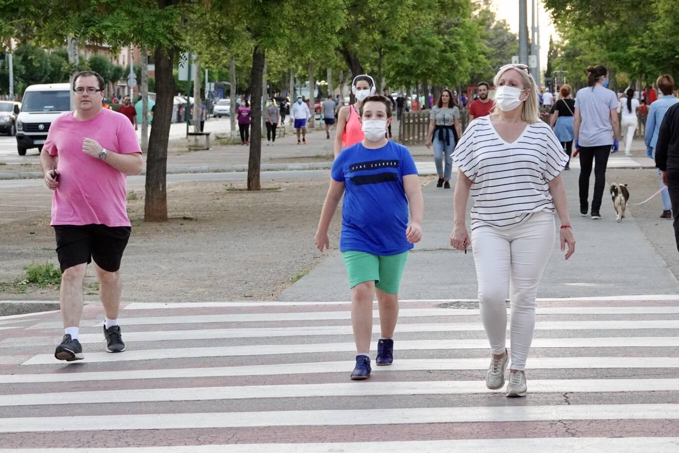 Las calles de la ciudad se han llenado de ciudadanos que han salido a las calles y plazas a partir de las 20.00 horas 