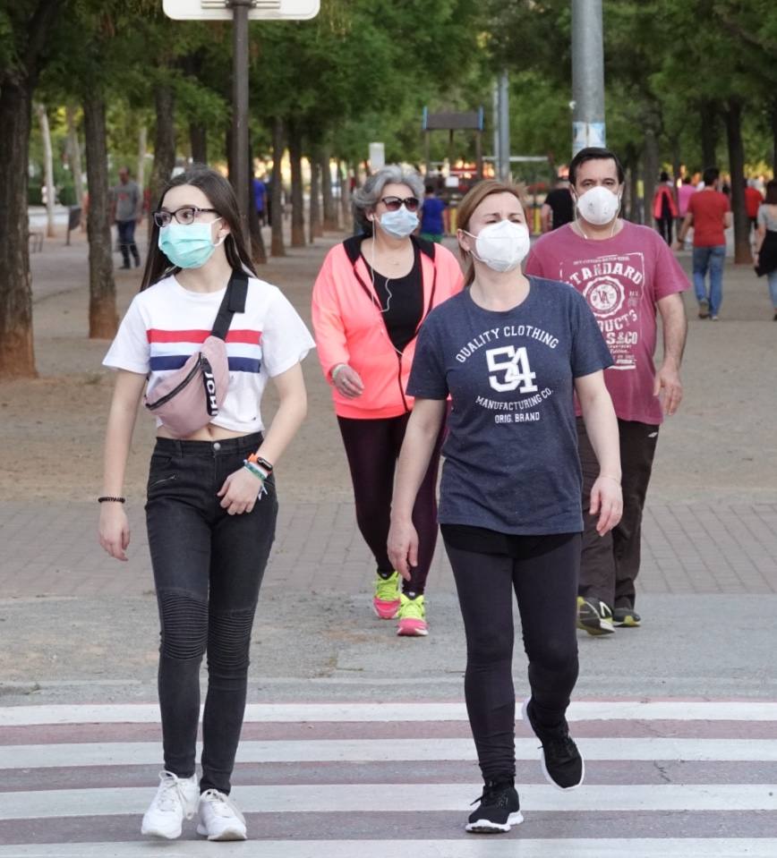 Las calles de la ciudad se han llenado de ciudadanos que han salido a las calles y plazas a partir de las 20.00 horas 