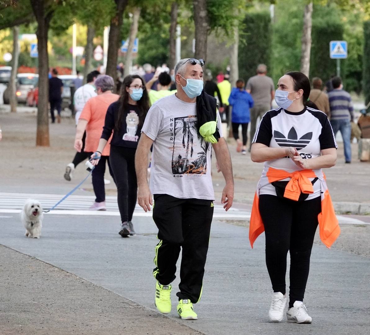 Las calles de la ciudad se han llenado de ciudadanos que han salido a las calles y plazas a partir de las 20.00 horas 