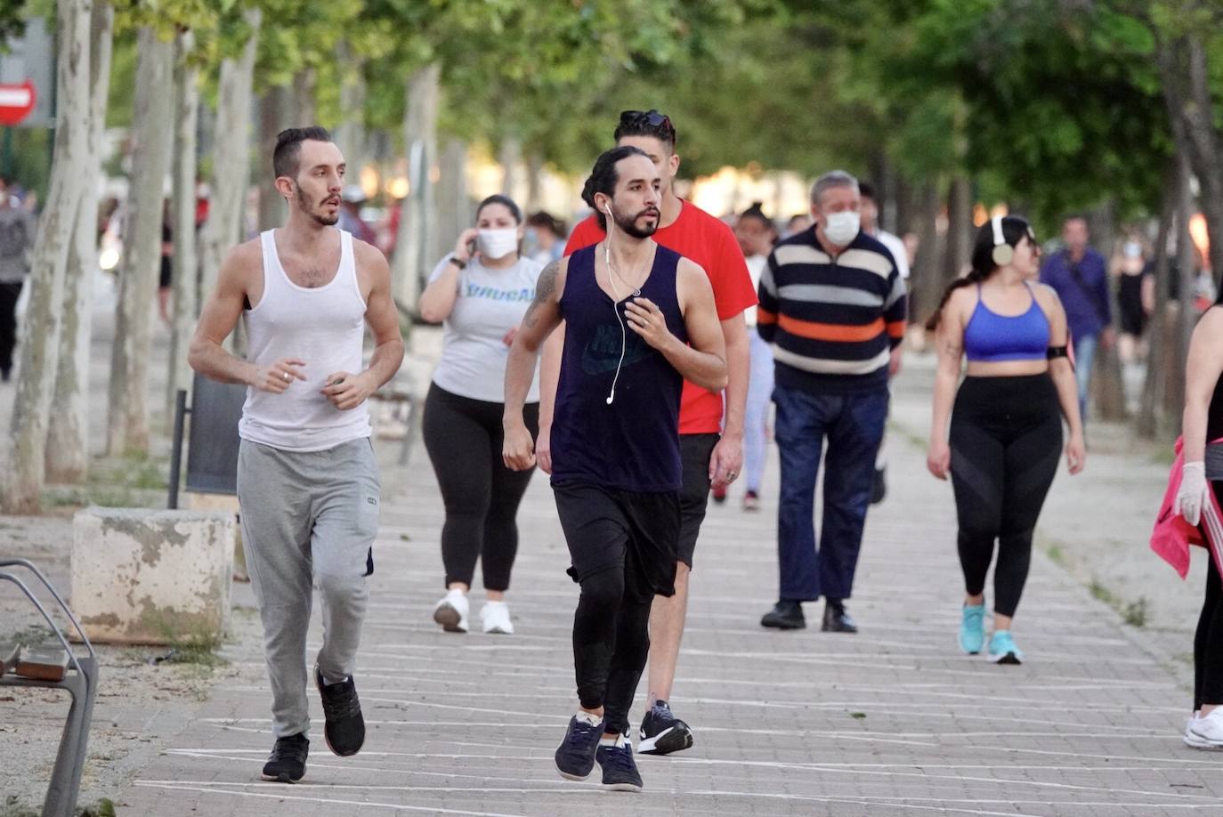 Las calles de la ciudad se han llenado de ciudadanos que han salido a las calles y plazas a partir de las 20.00 horas 