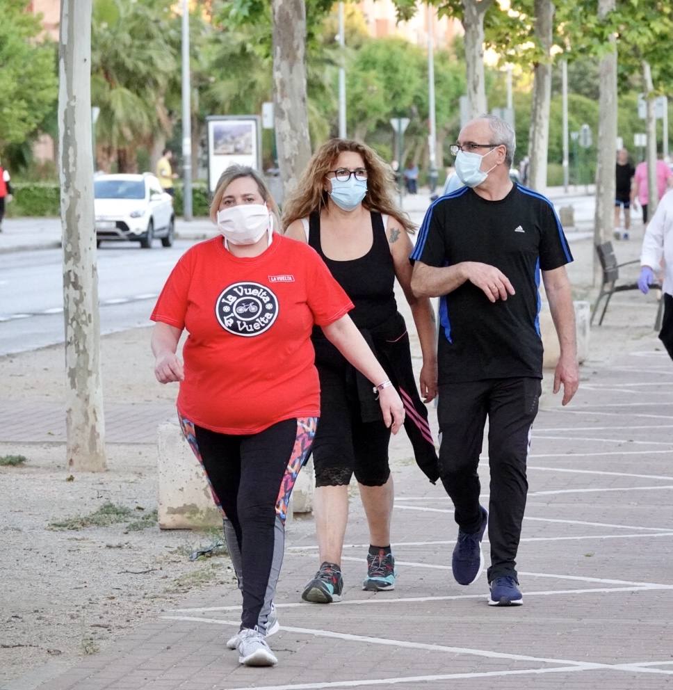Las calles de la ciudad se han llenado de ciudadanos que han salido a las calles y plazas a partir de las 20.00 horas 