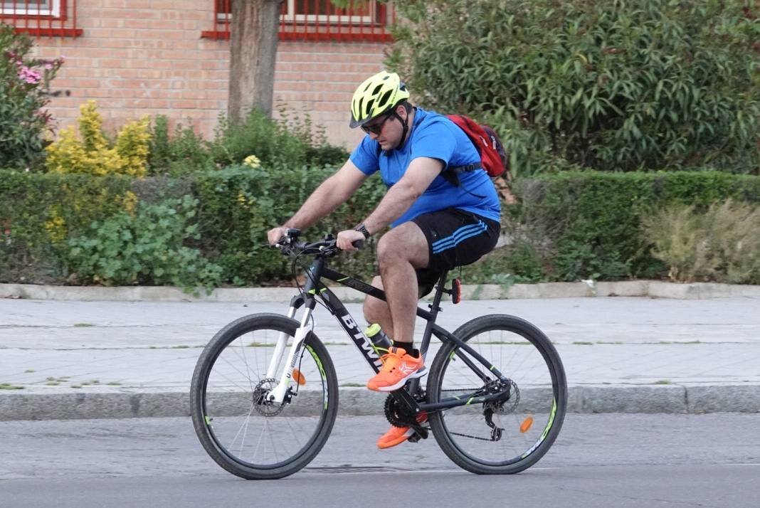 Las calles de la ciudad se han llenado de ciudadanos que han salido a las calles y plazas a partir de las 20.00 horas 