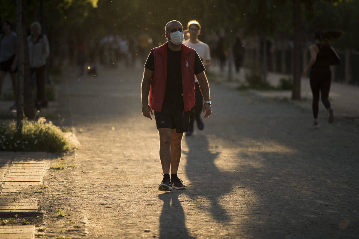Las calles de la ciudad se han llenado de ciudadanos que han salido a las calles y plazas a partir de las 20.00 horas 
