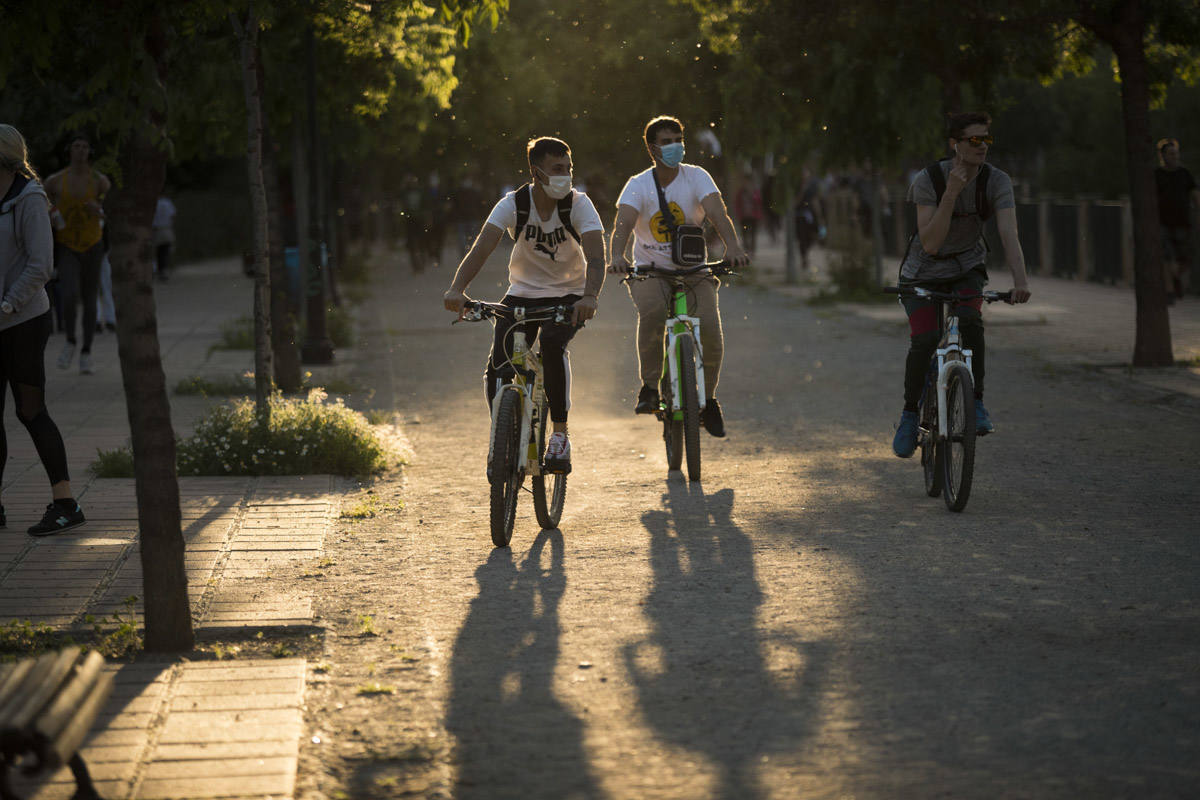 Las calles de la ciudad se han llenado de ciudadanos que han salido a las calles y plazas a partir de las 20.00 horas 