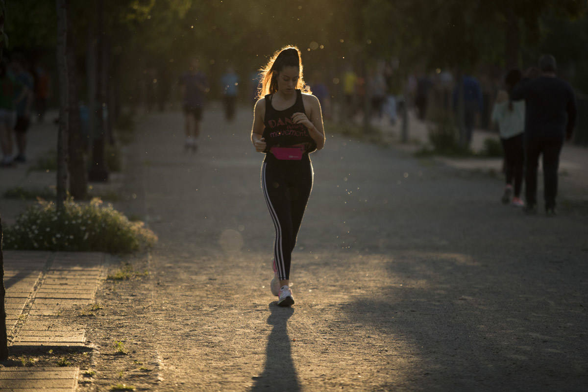 Las calles de la ciudad se han llenado de ciudadanos que han salido a las calles y plazas a partir de las 20.00 horas 