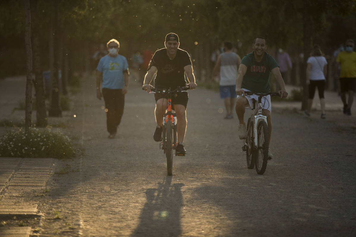 Las calles de la ciudad se han llenado de ciudadanos que han salido a las calles y plazas a partir de las 20.00 horas 