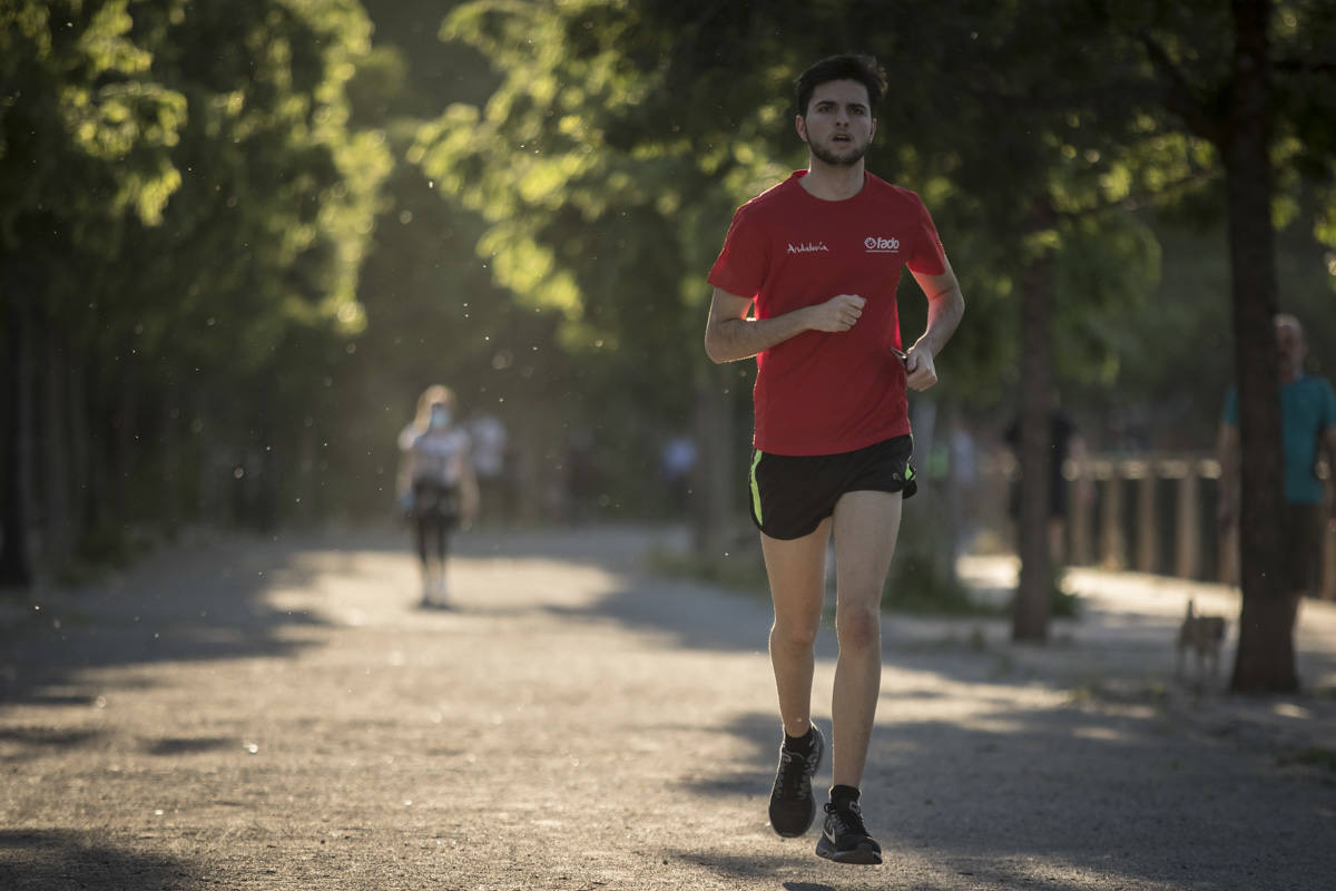 Las calles de la ciudad se han llenado de ciudadanos que han salido a las calles y plazas a partir de las 20.00 horas 