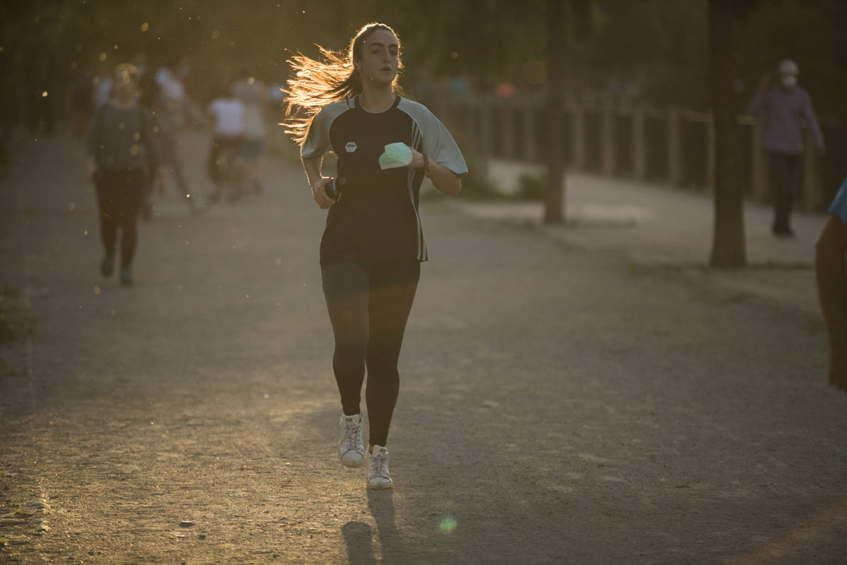 Las calles de la ciudad se han llenado de ciudadanos que han salido a las calles y plazas a partir de las 20.00 horas 