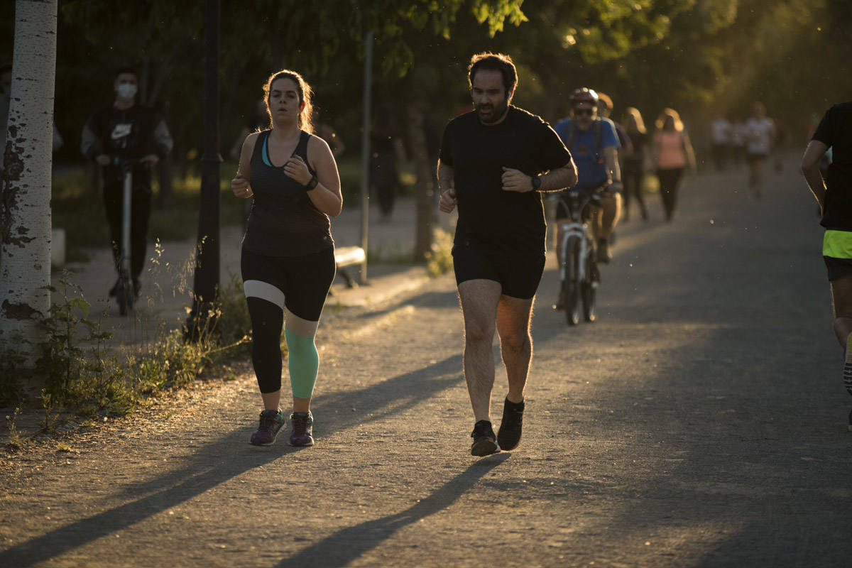 Las calles de la ciudad se han llenado de ciudadanos que han salido a las calles y plazas a partir de las 20.00 horas 