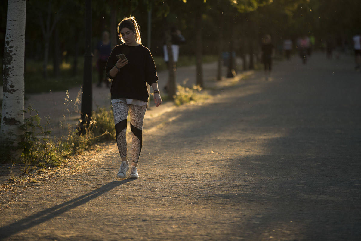 Las calles de la ciudad se han llenado de ciudadanos que han salido a las calles y plazas a partir de las 20.00 horas 