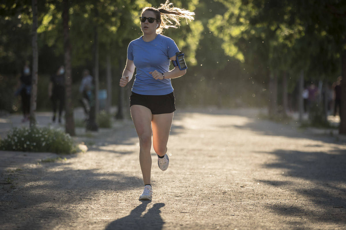 Las calles de la ciudad se han llenado de ciudadanos que han salido a las calles y plazas a partir de las 20.00 horas 