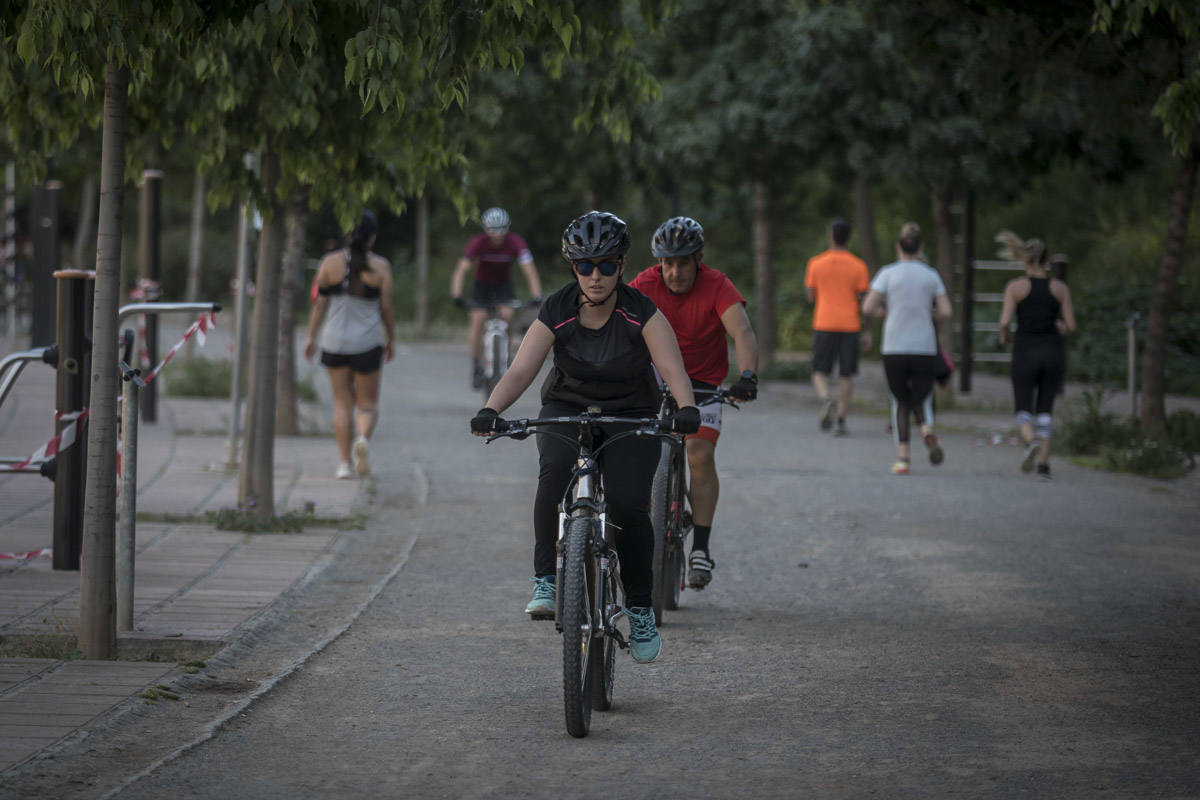 Las calles de la ciudad se han llenado de ciudadanos que han salido a las calles y plazas a partir de las 20.00 horas 