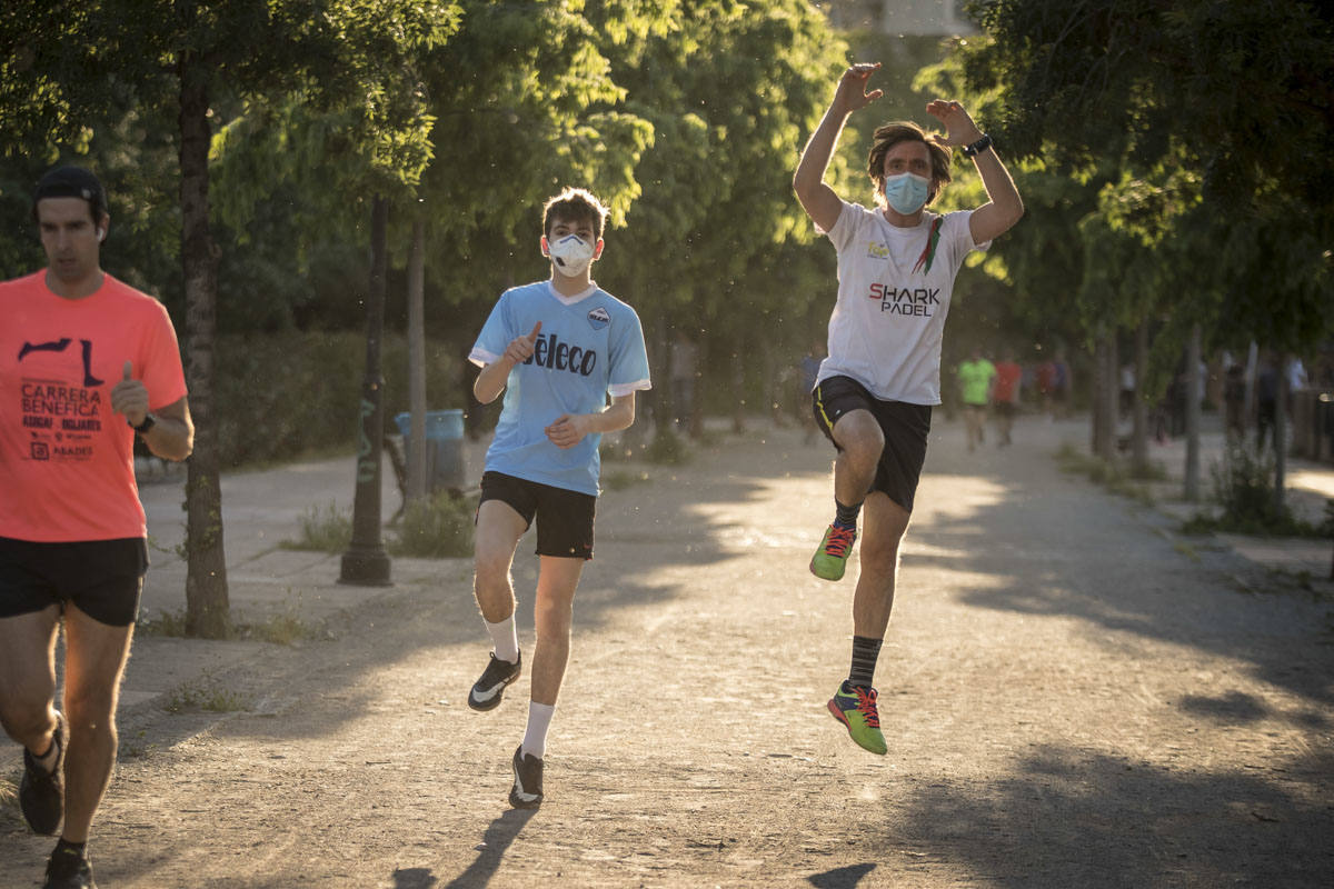 Las calles de la ciudad se han llenado de ciudadanos que han salido a las calles y plazas a partir de las 20.00 horas 