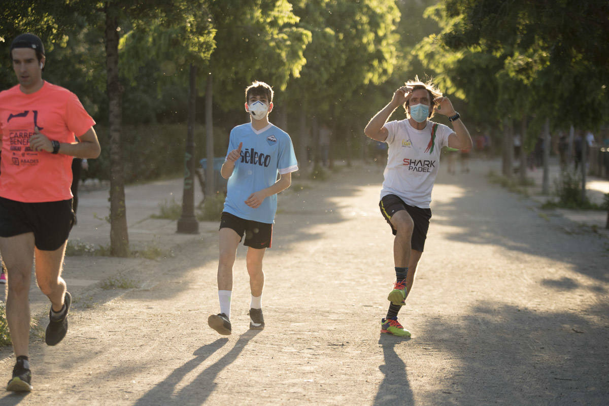 Las calles de la ciudad se han llenado de ciudadanos que han salido a las calles y plazas a partir de las 20.00 horas 