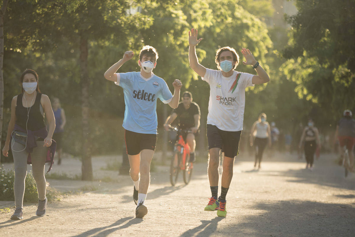 Las calles de la ciudad se han llenado de ciudadanos que han salido a las calles y plazas a partir de las 20.00 horas 