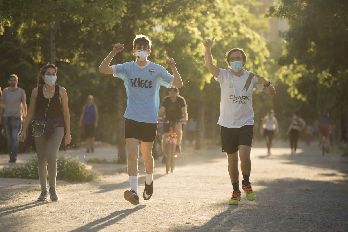 Las calles de la ciudad se han llenado de ciudadanos que han salido a las calles y plazas a partir de las 20.00 horas 