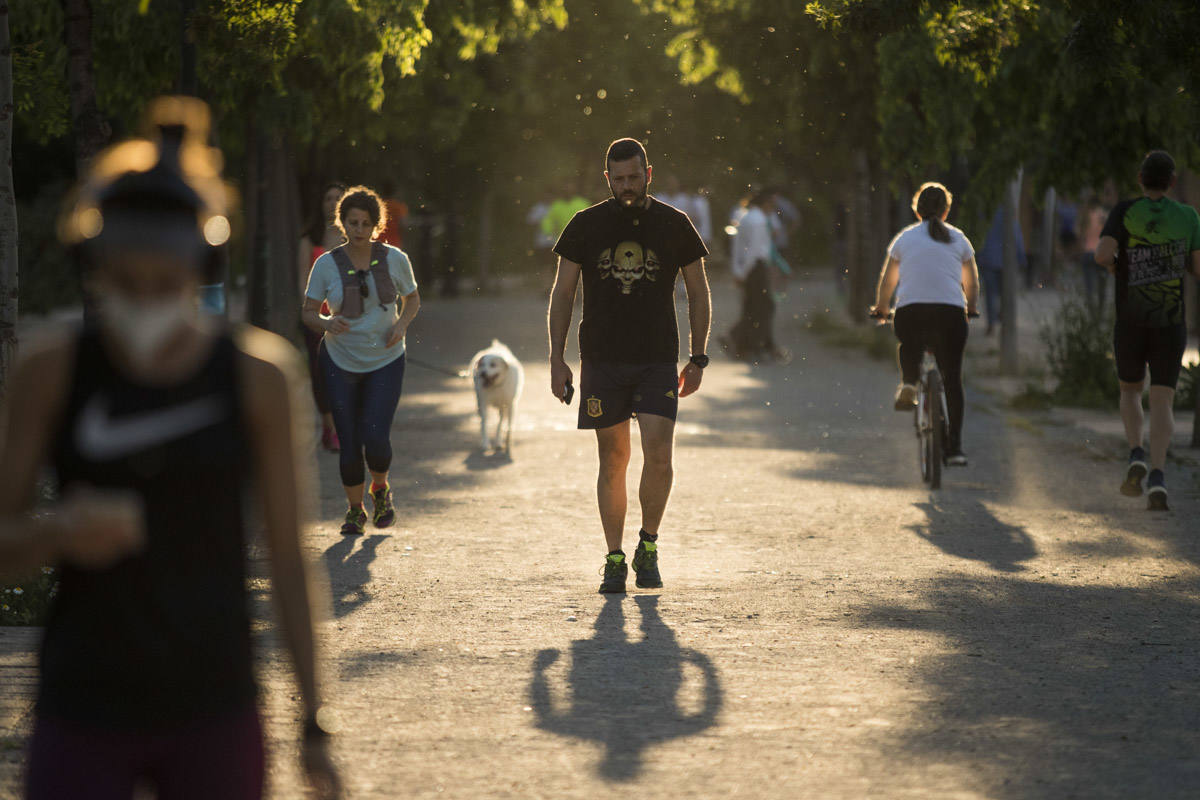 Las calles de la ciudad se han llenado de ciudadanos que han salido a las calles y plazas a partir de las 20.00 horas 