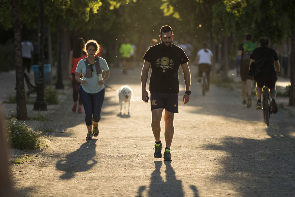 Las calles de la ciudad se han llenado de ciudadanos que han salido a las calles y plazas a partir de las 20.00 horas 