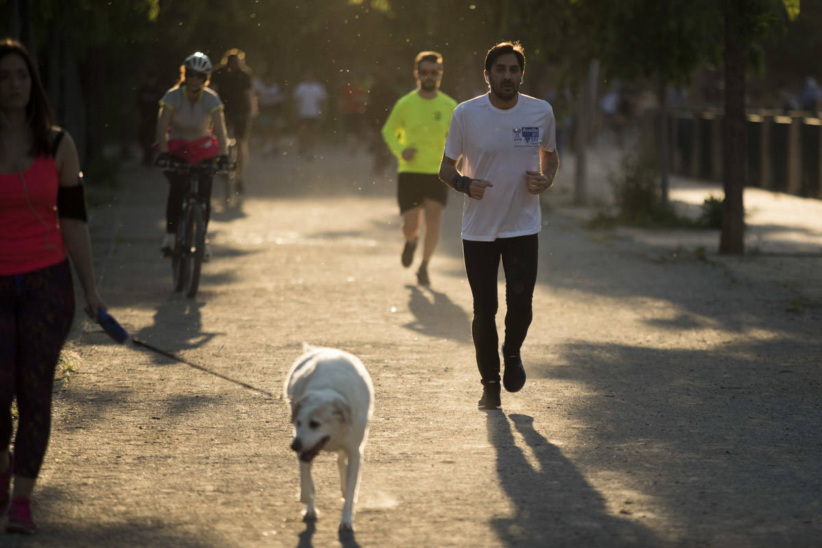 Las calles de la ciudad se han llenado de ciudadanos que han salido a las calles y plazas a partir de las 20.00 horas 