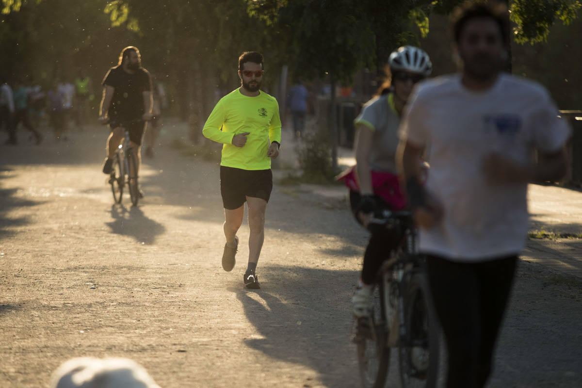 Las calles de la ciudad se han llenado de ciudadanos que han salido a las calles y plazas a partir de las 20.00 horas 