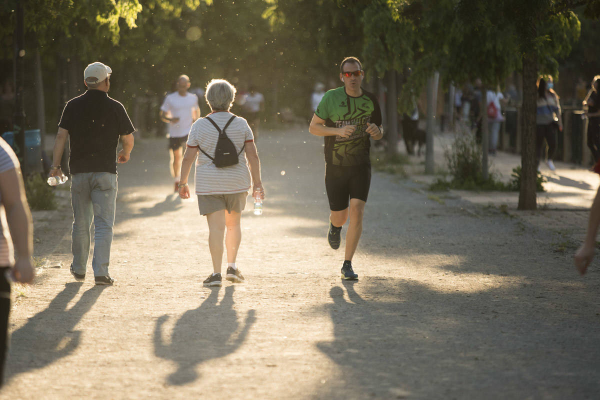 Las calles de la ciudad se han llenado de ciudadanos que han salido a las calles y plazas a partir de las 20.00 horas 