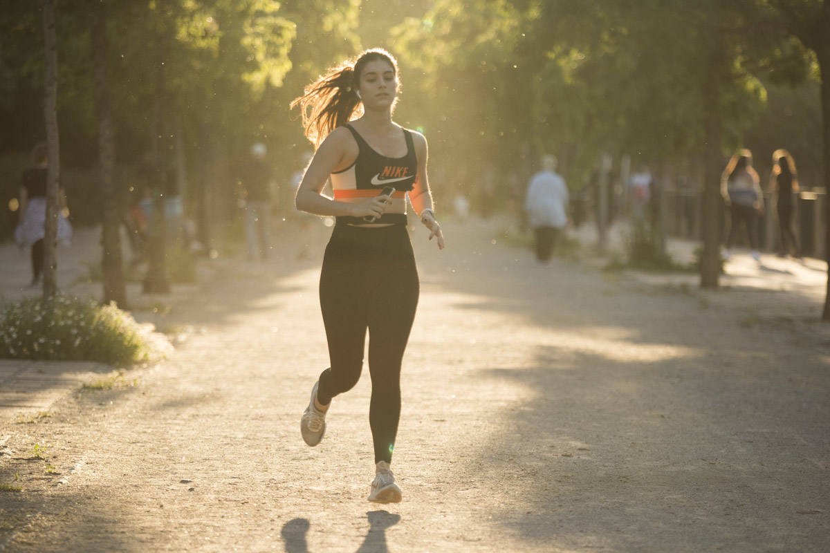 Las calles de la ciudad se han llenado de ciudadanos que han salido a las calles y plazas a partir de las 20.00 horas 