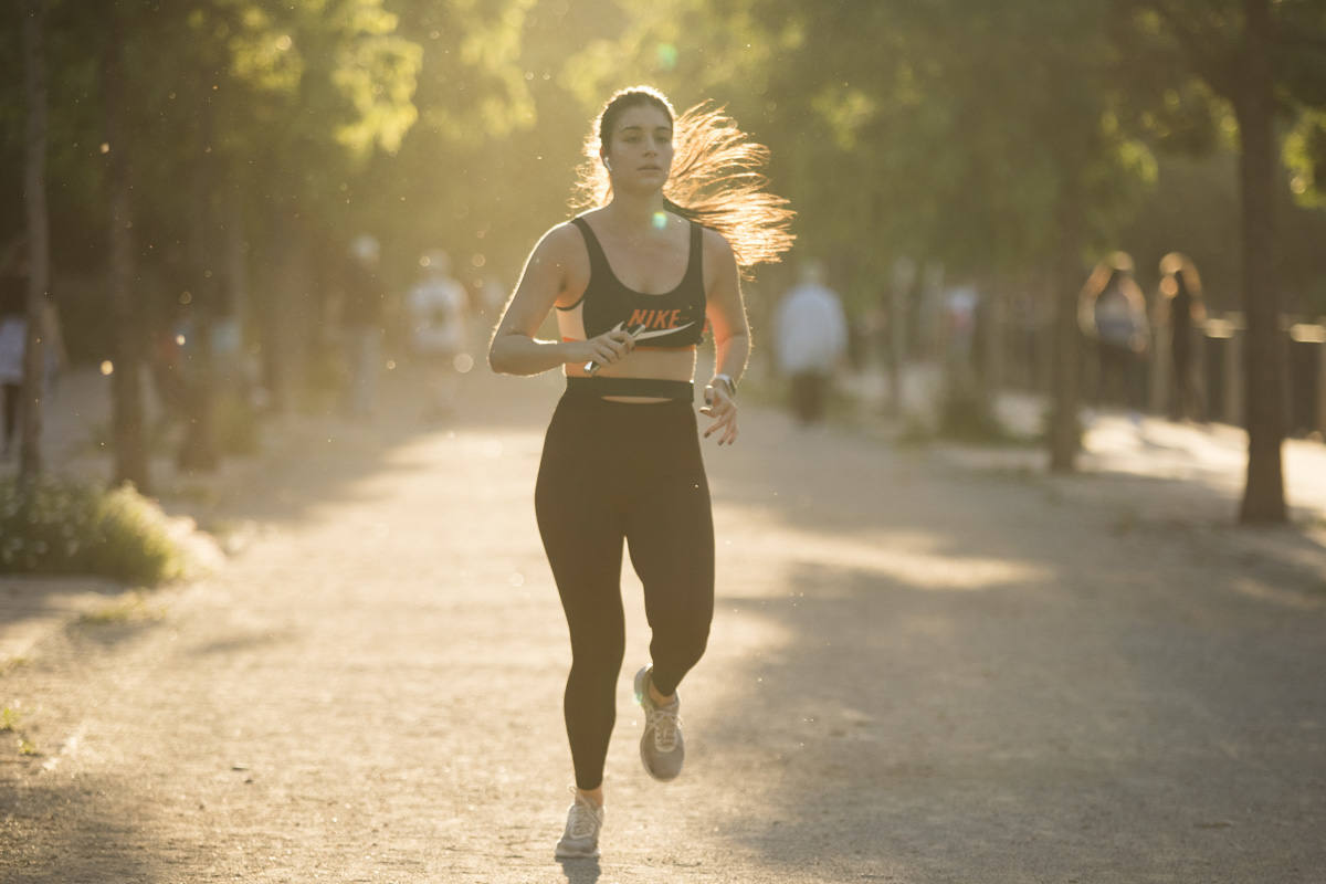 Las calles de la ciudad se han llenado de ciudadanos que han salido a las calles y plazas a partir de las 20.00 horas 
