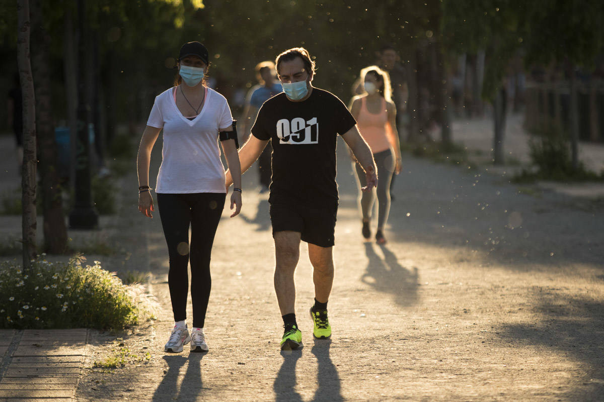 Las calles de la ciudad se han llenado de ciudadanos que han salido a las calles y plazas a partir de las 20.00 horas 