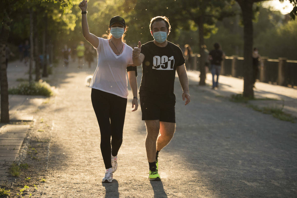 Las calles de la ciudad se han llenado de ciudadanos que han salido a las calles y plazas a partir de las 20.00 horas 