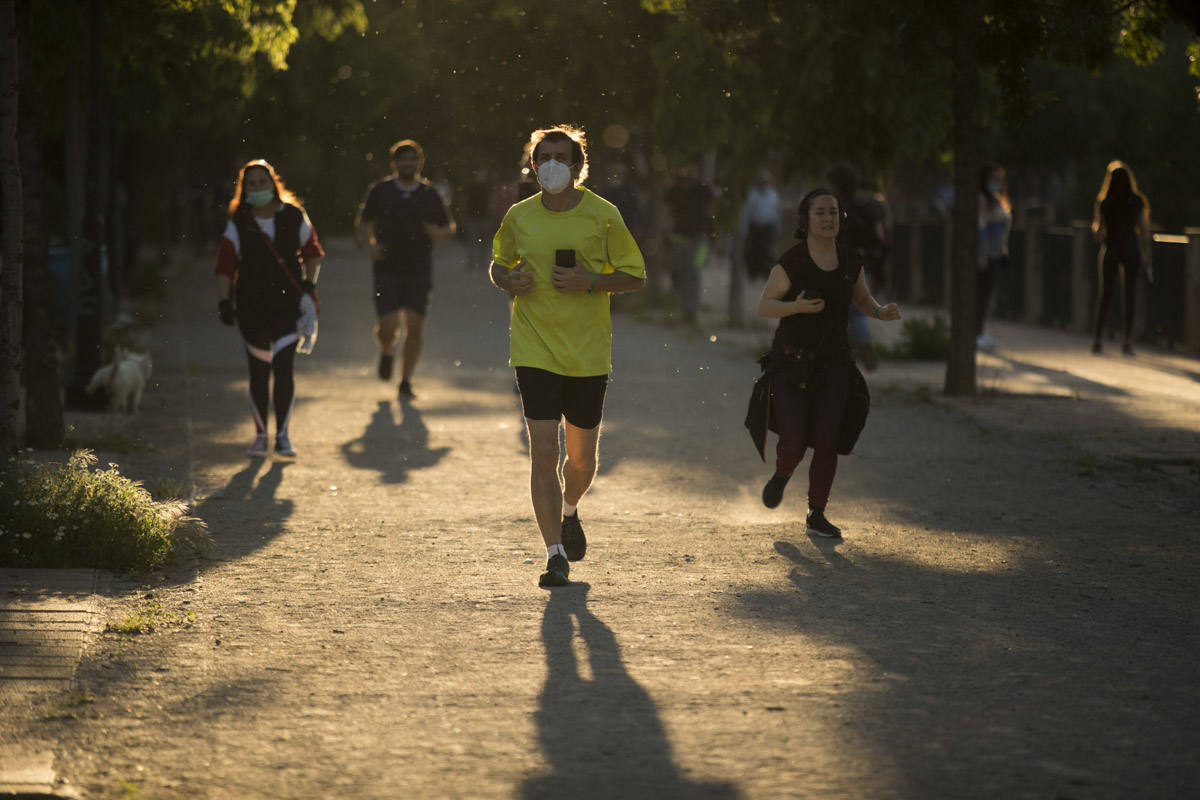 Las calles de la ciudad se han llenado de ciudadanos que han salido a las calles y plazas a partir de las 20.00 horas 