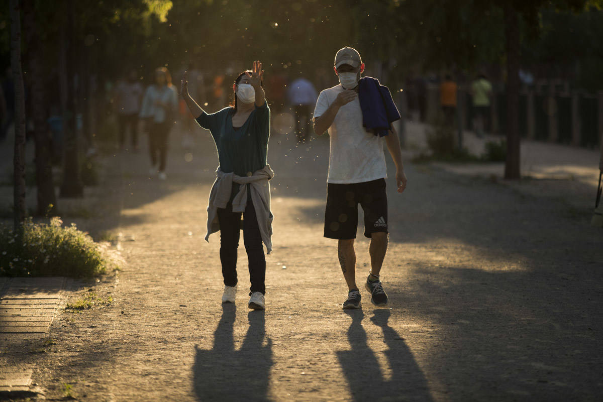 Las calles de la ciudad se han llenado de ciudadanos que han salido a las calles y plazas a partir de las 20.00 horas 