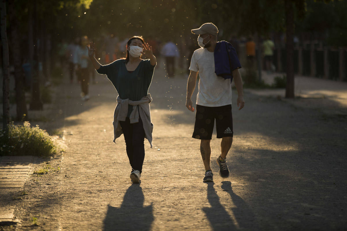 Las calles de la ciudad se han llenado de ciudadanos que han salido a las calles y plazas a partir de las 20.00 horas 