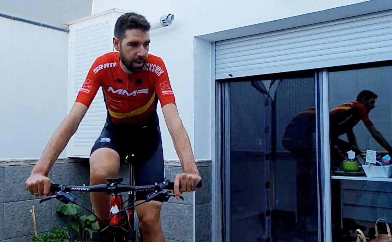 David Valero, en un instante de la competición desde su casa. 