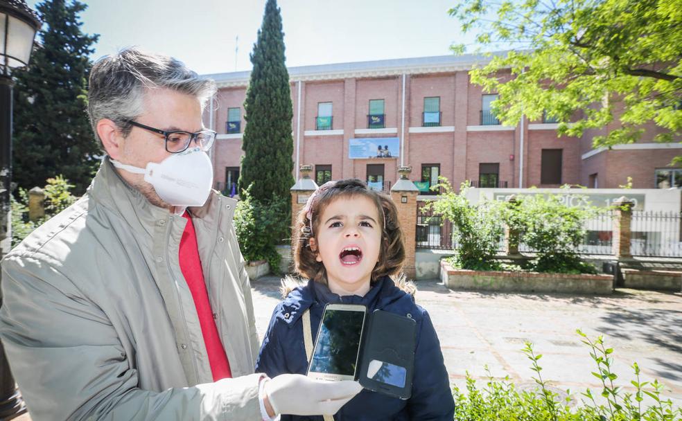 Santi Brey graba una frase de su hija Eva para el exitoso audiocuento 'El secreto escolapio', frente al 'cole' de la cría, Los Escolapios. 