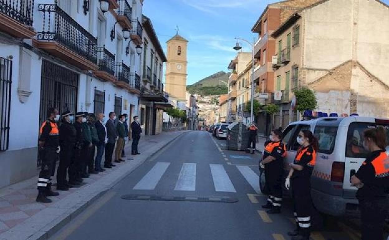 Minuto de silencio en Pinos Puente por los fallecidos y afectados por coronavirus. 