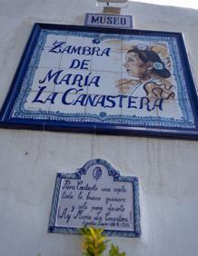 Imagen secundaria 2 - El barrio del Sacromonte presenta un aspecto inusual, con sus calles vacías.