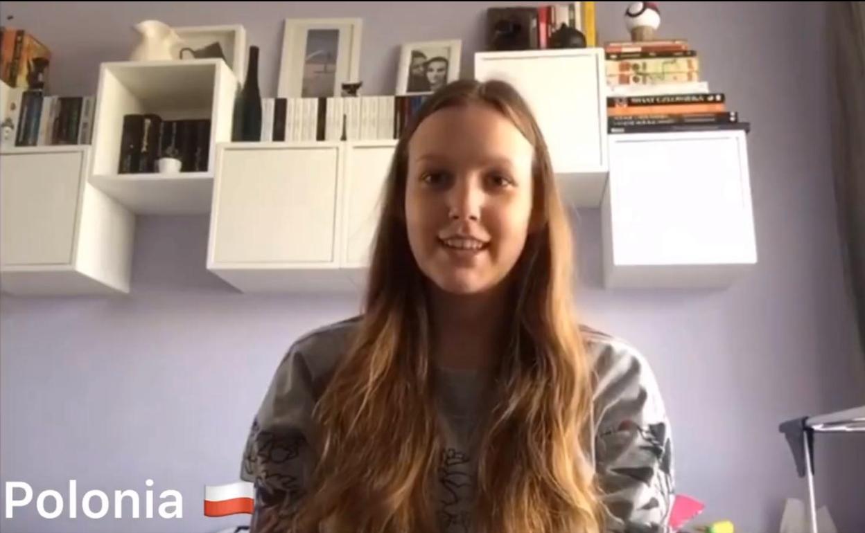 Jóvenes de 28 países participan en un videoclip solidario de la asociación 'Cúllar Vega por la igualdad'