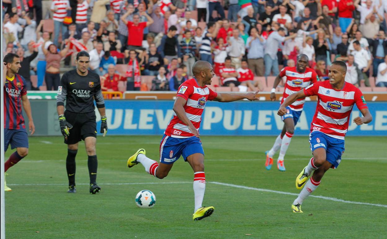 Brahimi celebra junto a El Arabi su gol al FC Barcelona. 