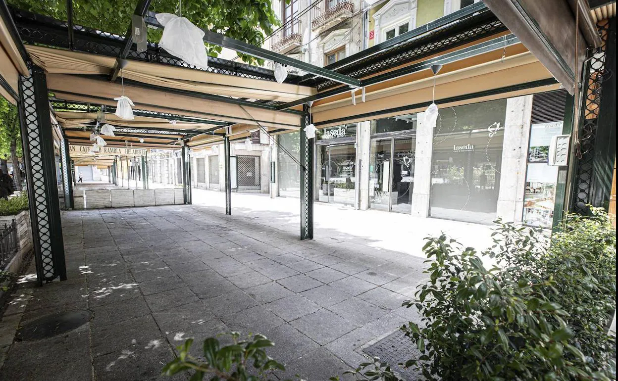 Una terraza hoy sin vida en la plaza Bib Rambla. 