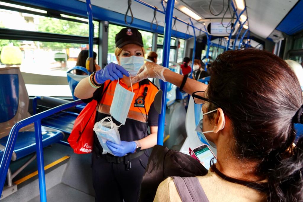 Este lunes es el primer día en el que el uso de mascarillas es obligatorio en el metro y autobús urbano de la capital.