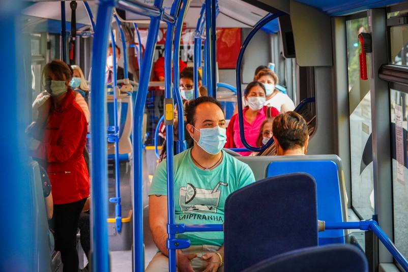 Pasajeros en la línea cuatro a media mañana.