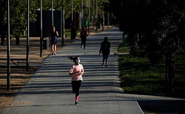 Sanidad explica qué riesgo de contagio hay al cruzarse con otras personas paseando o haciendo deporte