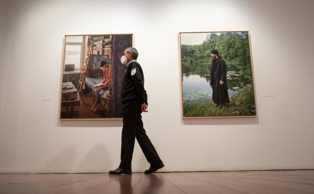 Imagen principal - Tareas de vigilancia y mantenimiento en la exposición 'Solovky', de Castro Prieto y Trapiello, en el Centro José Guerrero de la Diputación de Granada