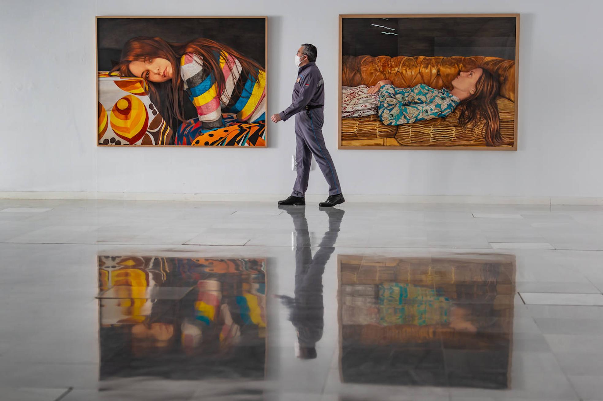 Guardia de seguridad hace ronda por la sala del Museo Memoria de Andalucía donde está la exposición de Ángeles Agrela